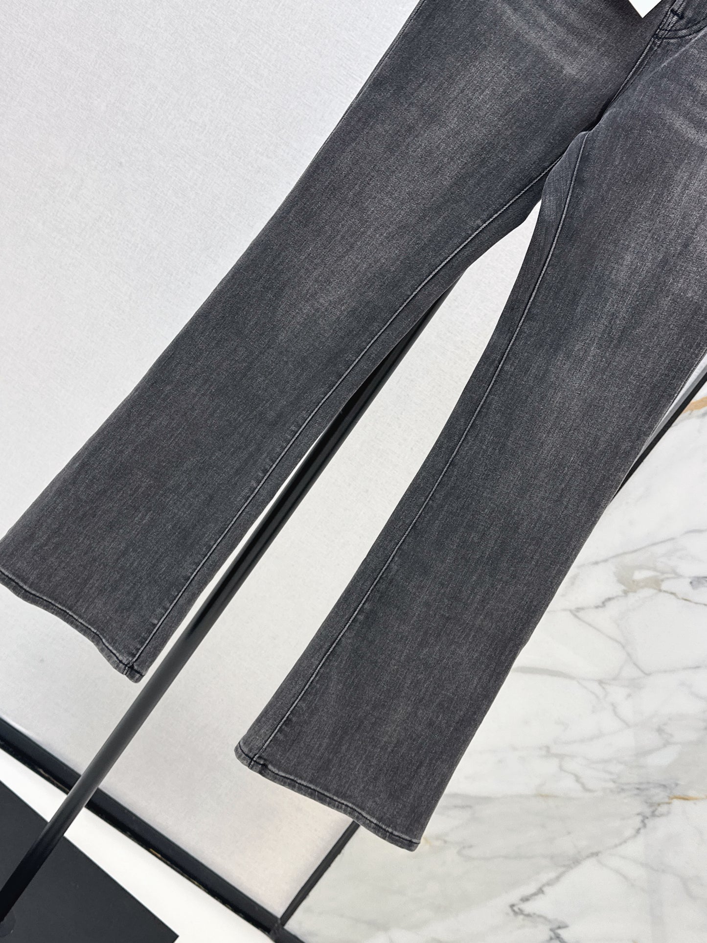 26ss Slim-fit flared jeans