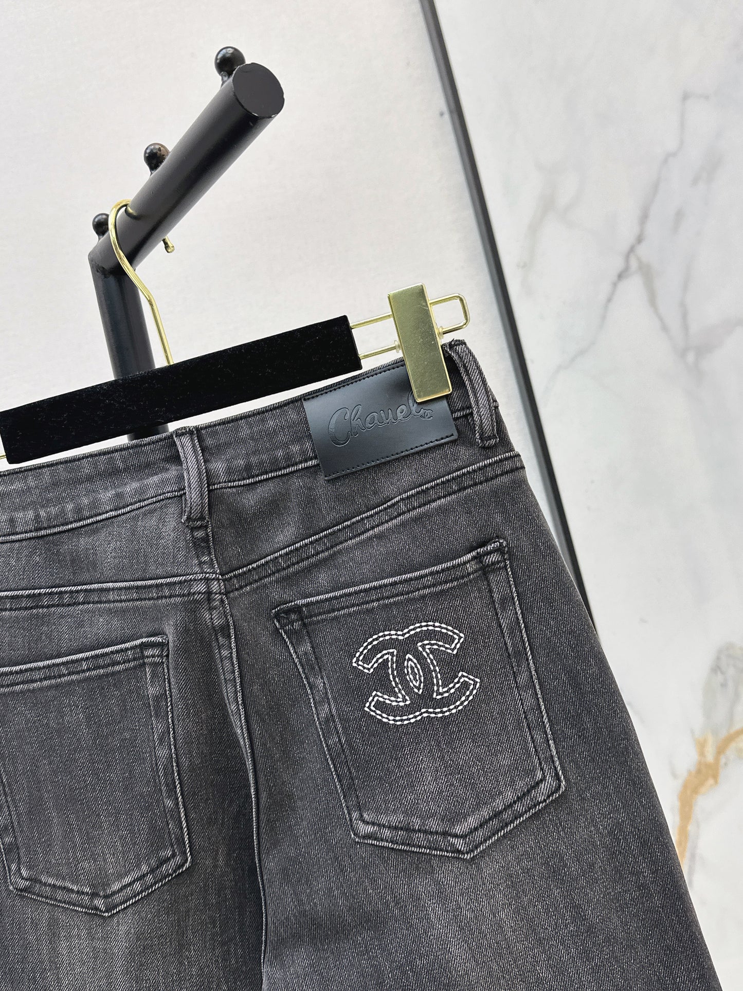 26ss Slim-fit flared jeans