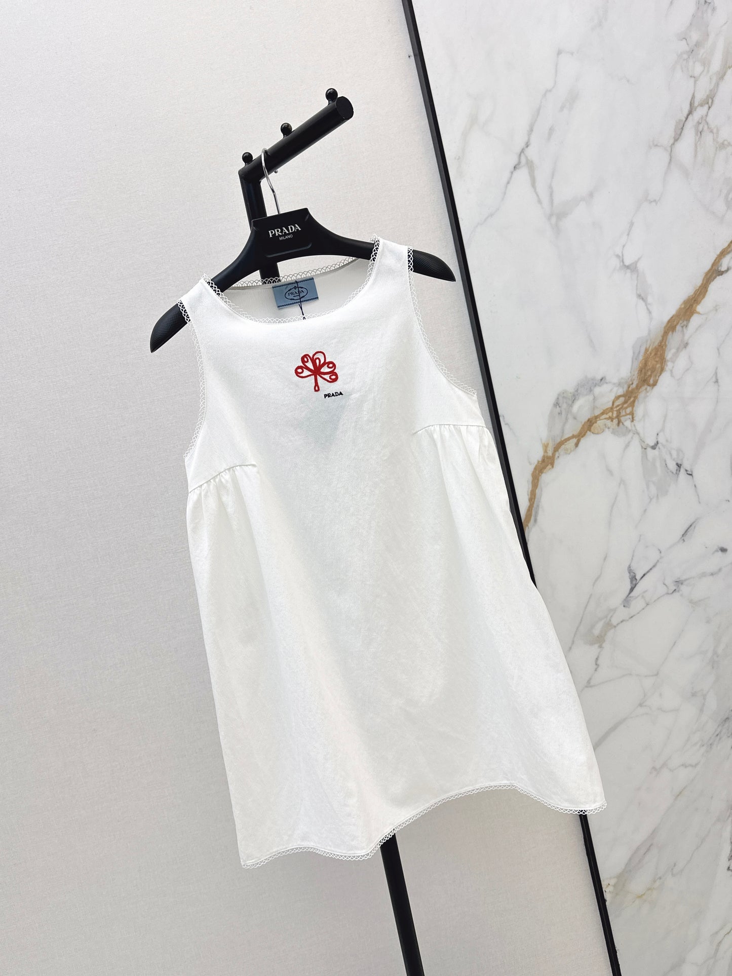 26ss Sleeveless Dress with Embroidered Lace