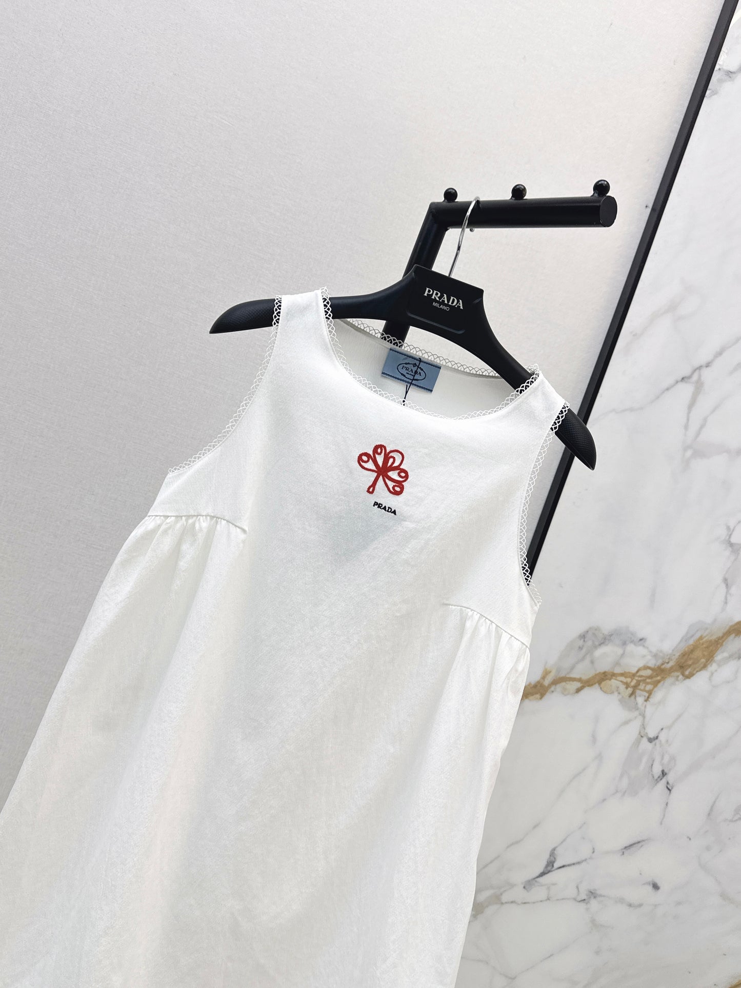 26ss Sleeveless Dress with Embroidered Lace