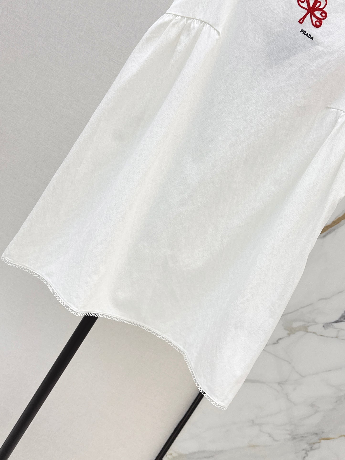 26ss Sleeveless Dress with Embroidered Lace