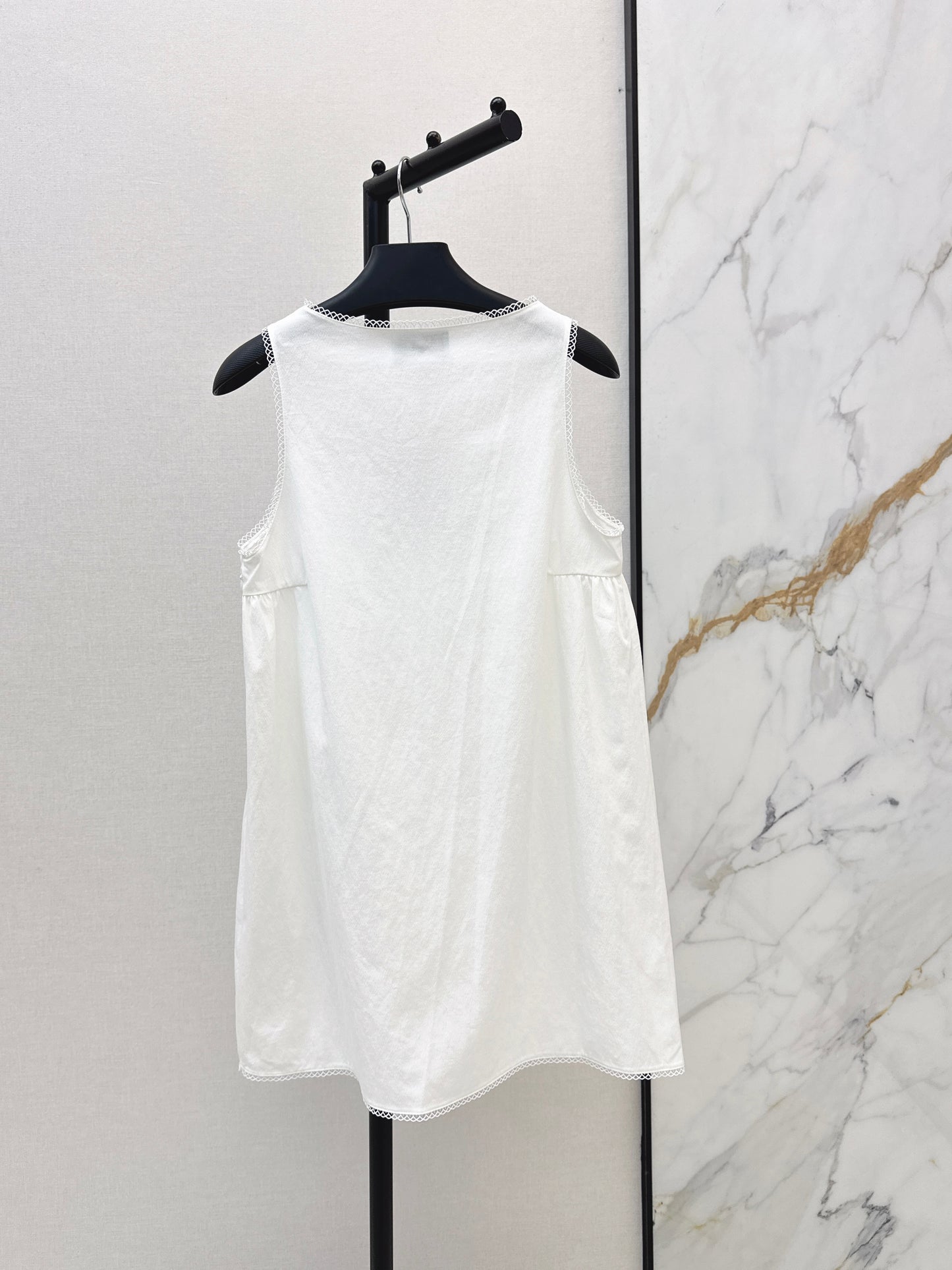26ss Sleeveless Dress with Embroidered Lace