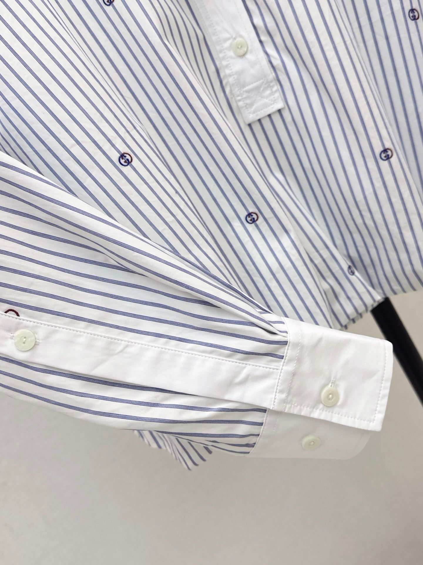Loose-fit striped shirt with a classic collar