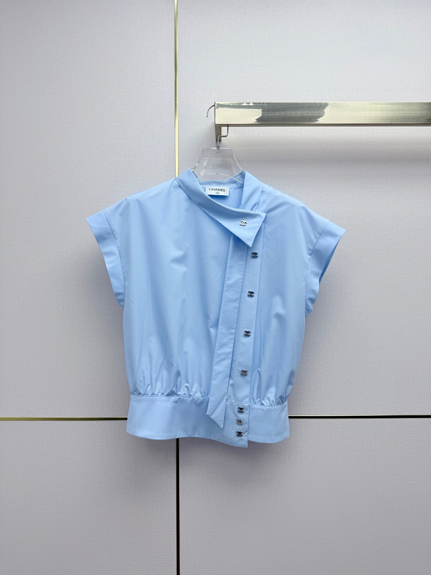 Stand-collar top