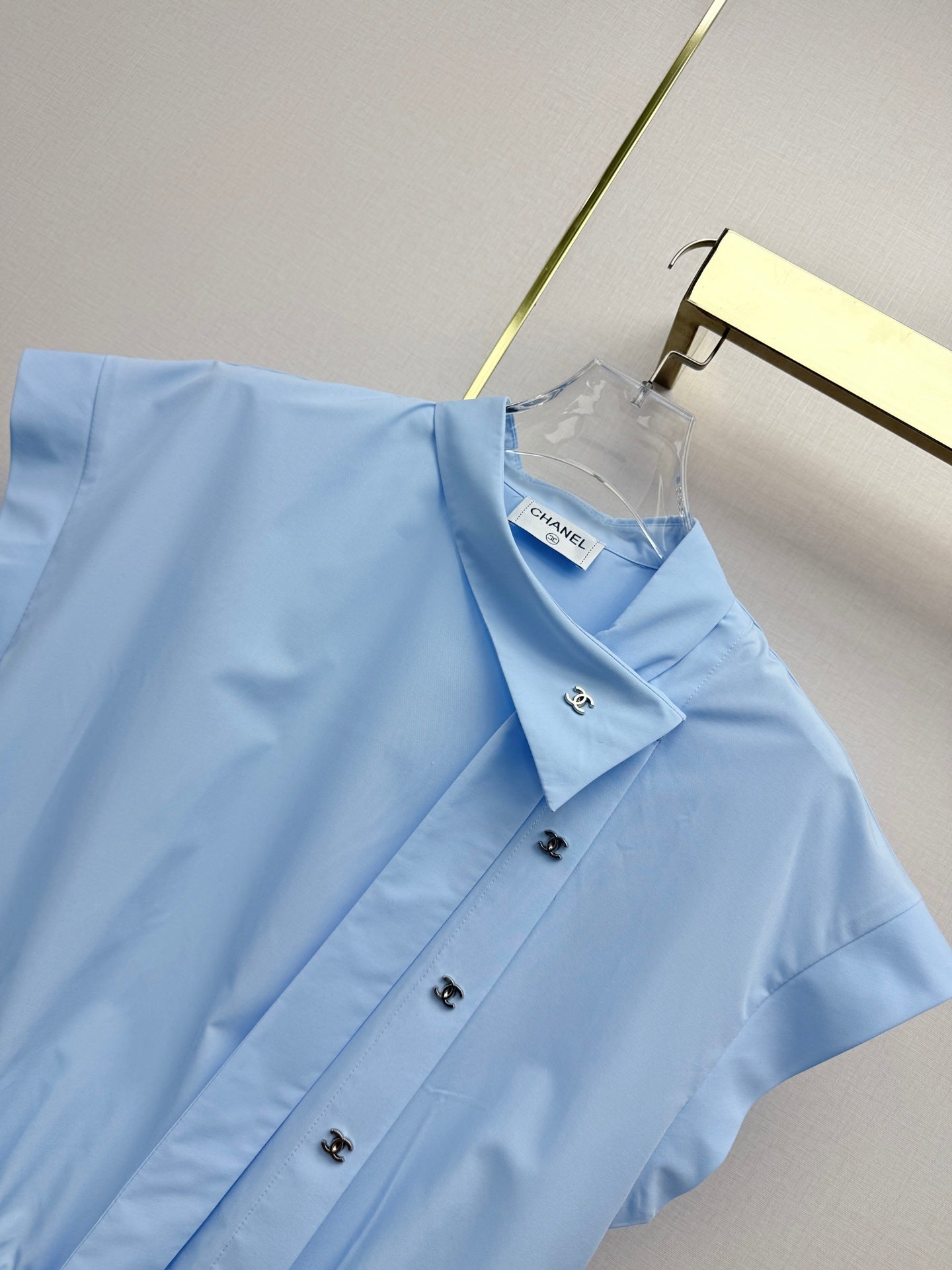 Stand-collar top