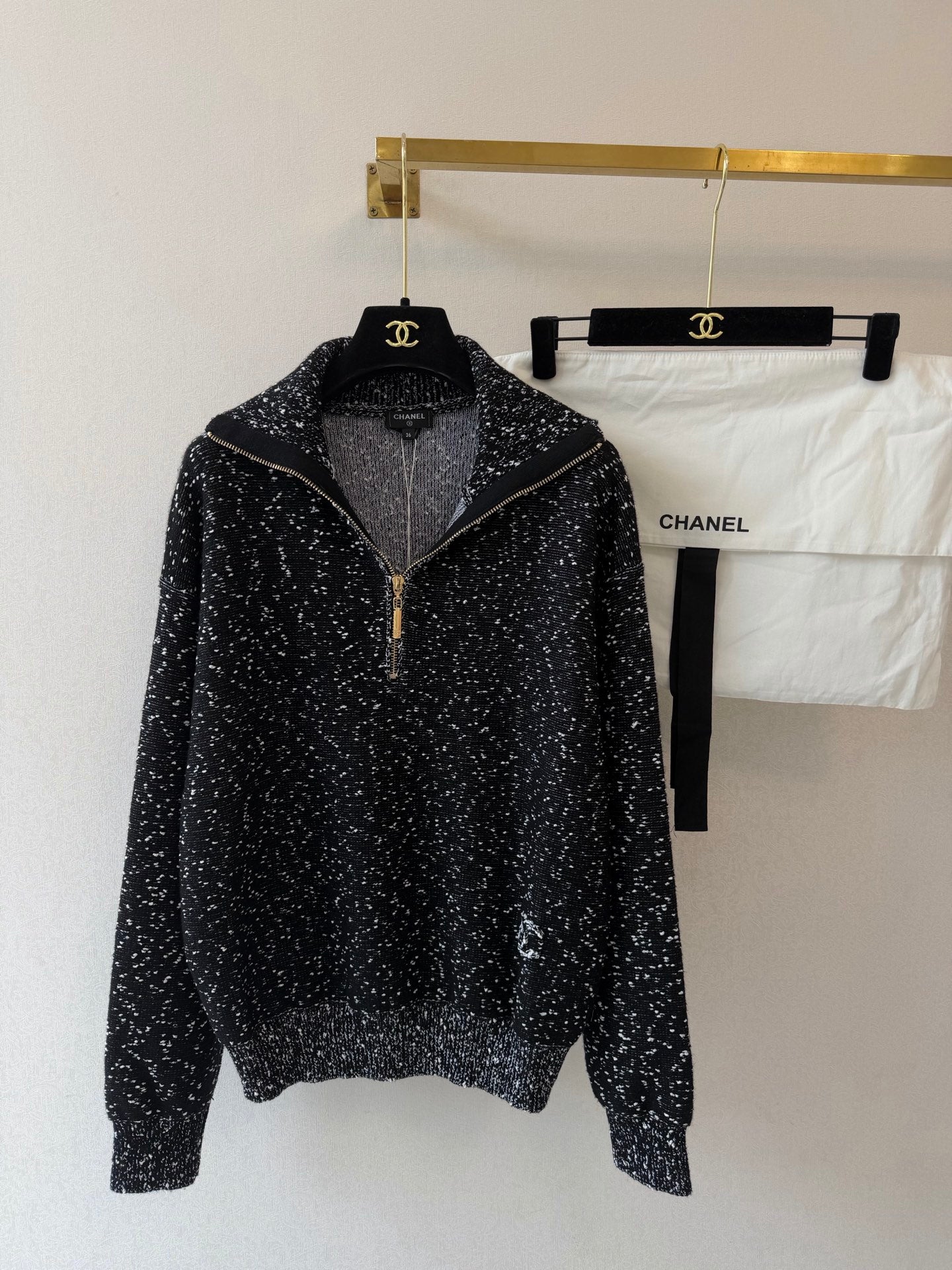 Solid-color long-sleeve knit top with a collar