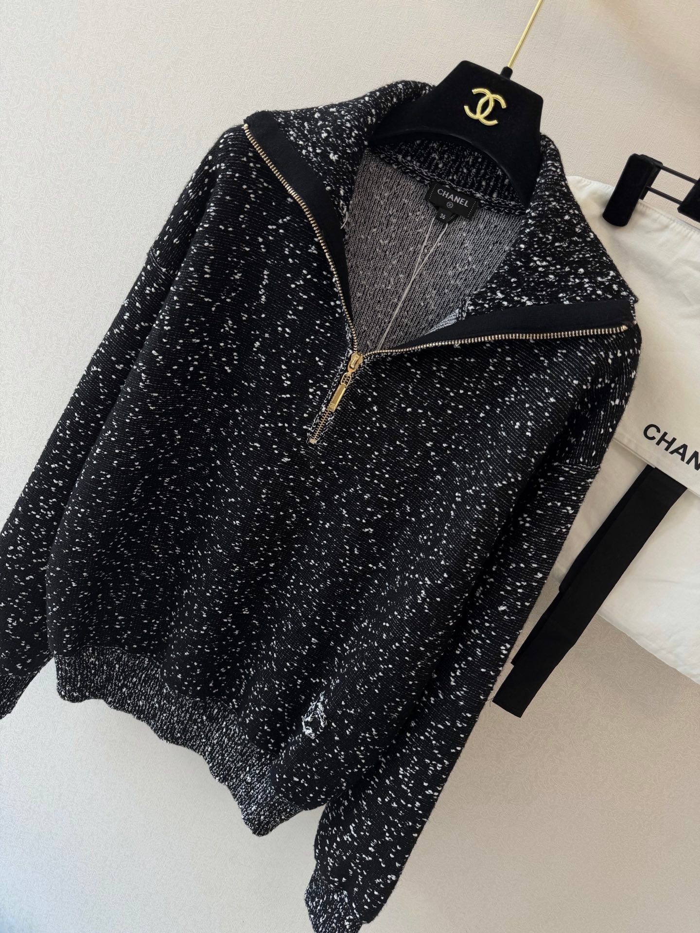Solid-color long-sleeve knit top with a collar