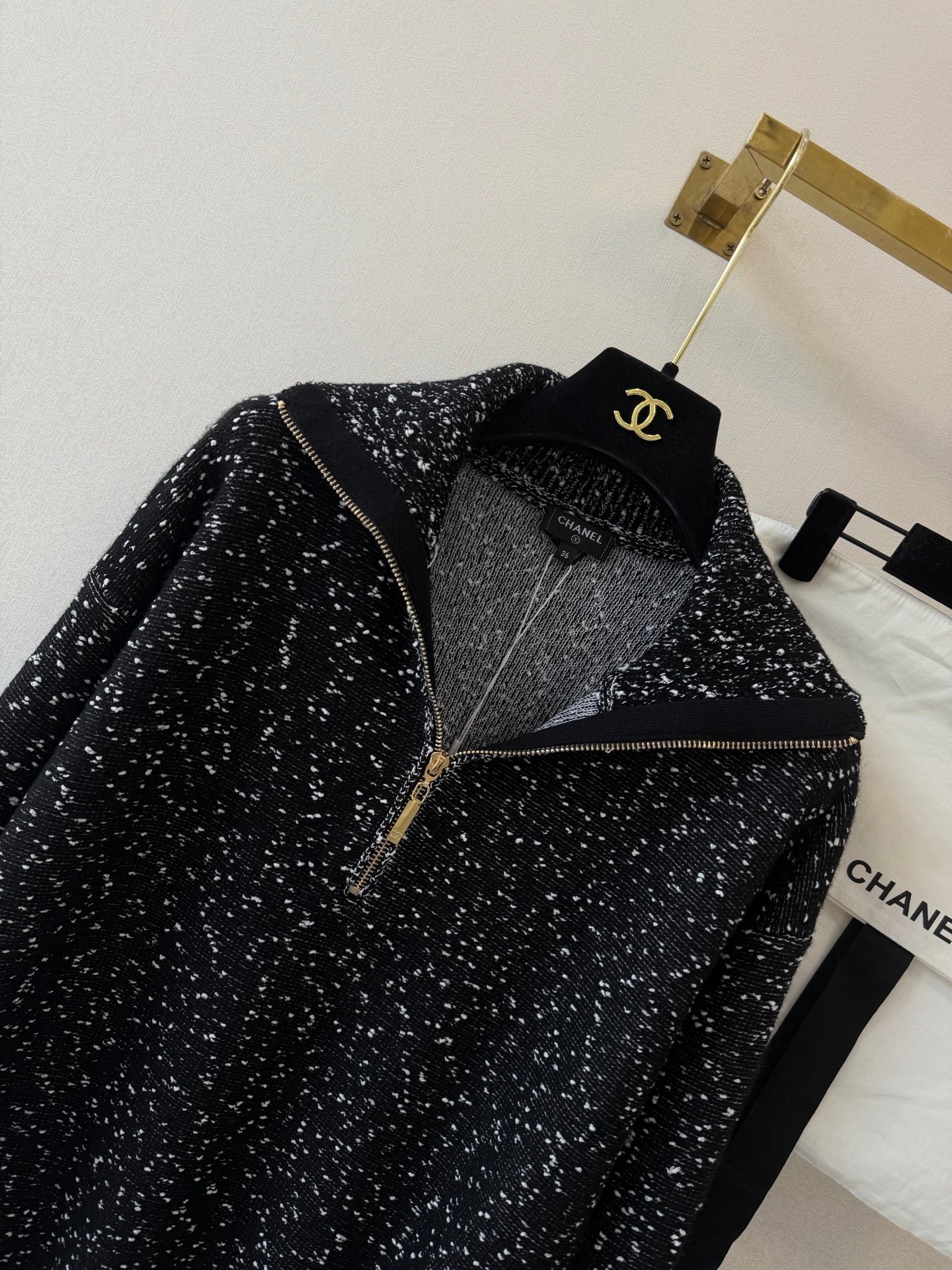 Solid-color long-sleeve knit top with a collar