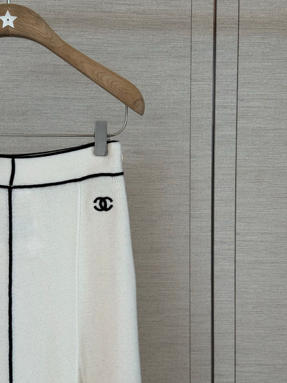 Short-sleeved knit top