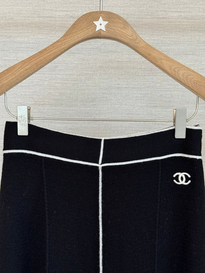 Short-sleeved knit top