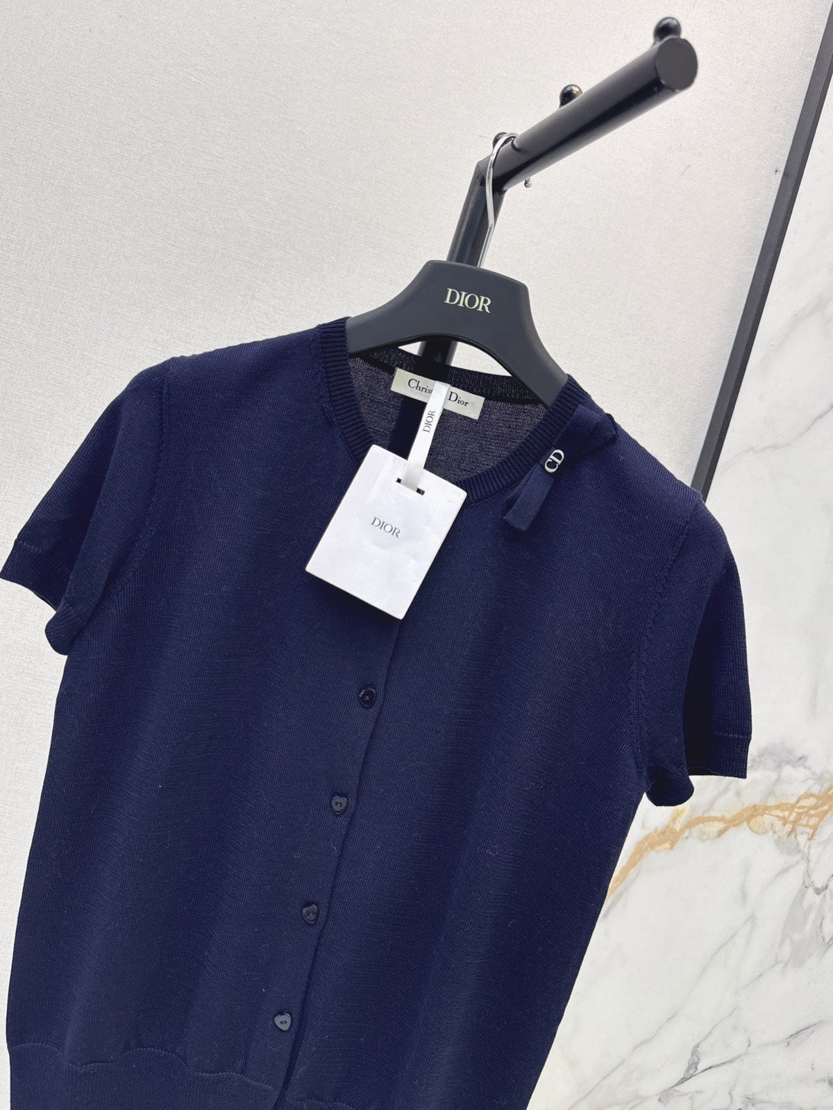 Short-sleeved knit top with a bow-accented round neck