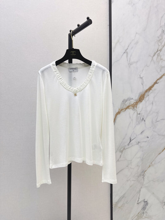 Chanel / 26 Early Autumn New V-Neck Base Shirt