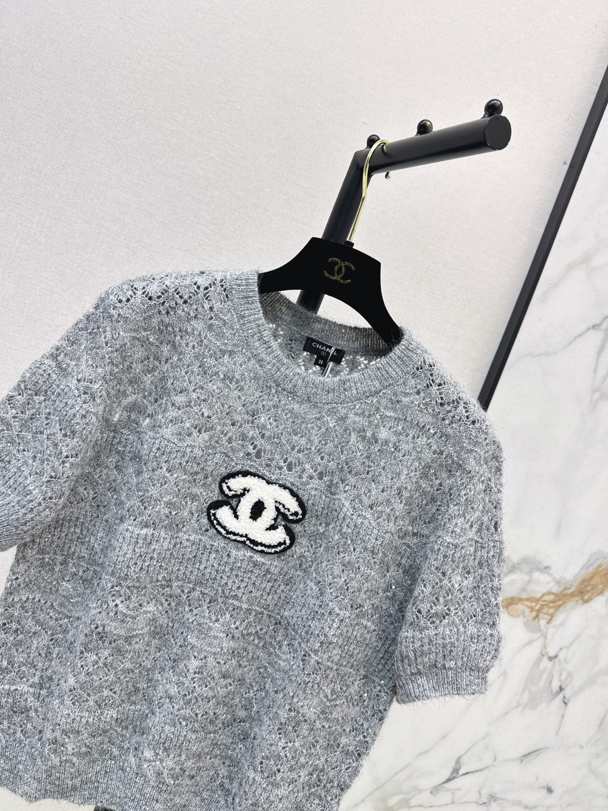 Chanel / 26 Early Autumn Latest Hollow-Out Short Knit Top
