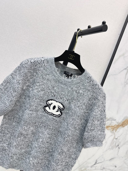 Chanel / 26 Early Autumn Latest Hollow-Out Short Knit Top