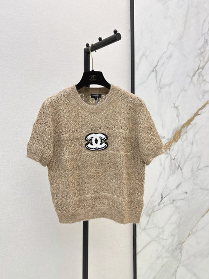 Chanel / 26 Early Autumn Latest Hollow-Out Short Knit Top