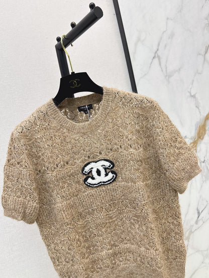 Chanel / 26 Early Autumn Latest Hollow-Out Short Knit Top