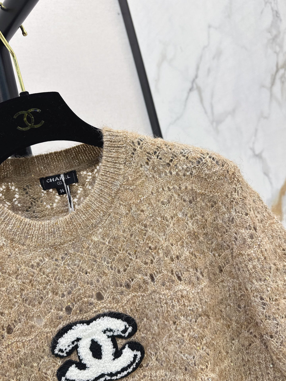 Chanel / 26 Early Autumn Latest Hollow-Out Short Knit Top