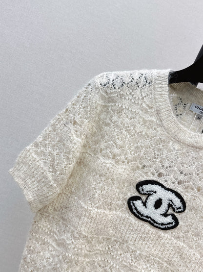 Chanel / 26 Early Autumn Latest Hollow-Out Short Knit Top