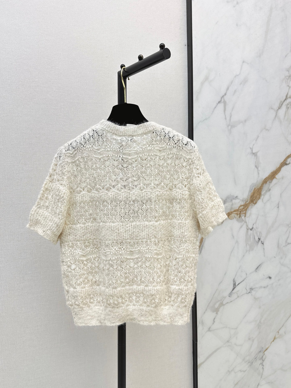 Chanel / 26 Early Autumn Latest Hollow-Out Short Knit Top