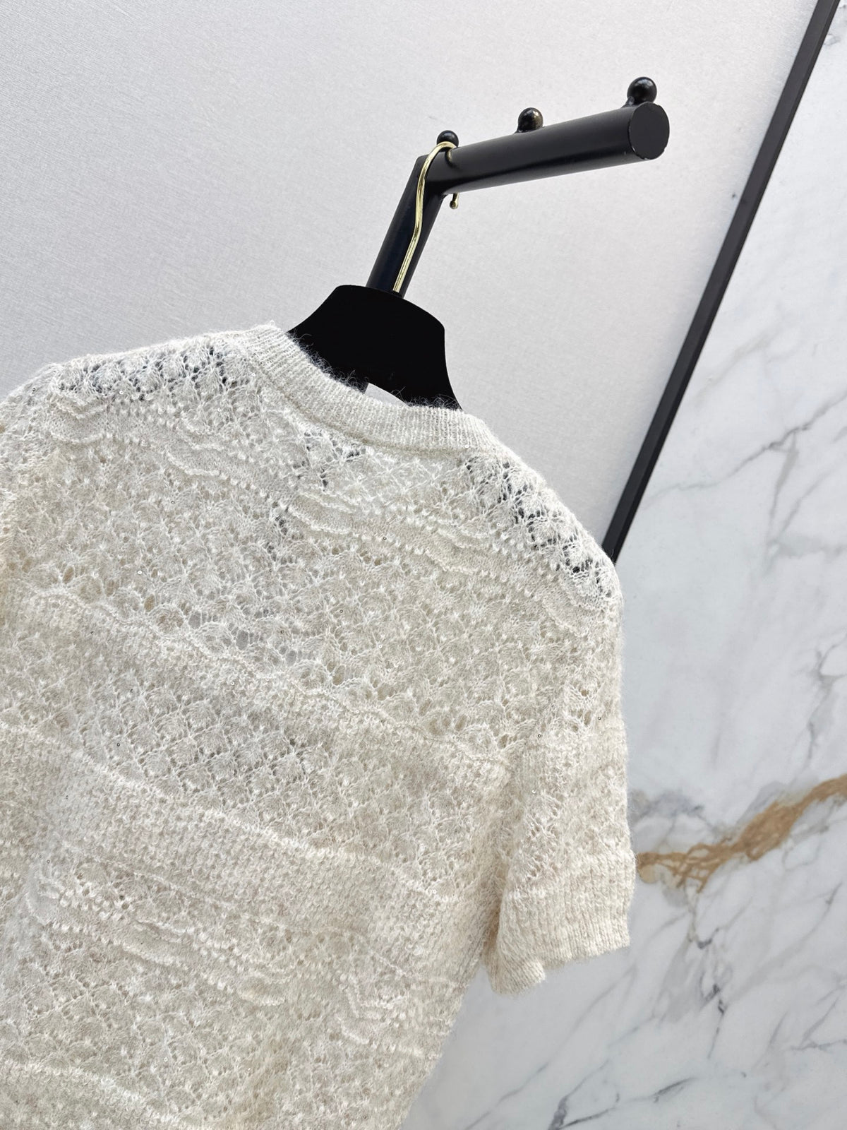 Chanel / 26 Early Autumn Latest Hollow-Out Short Knit Top