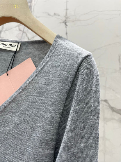 MiuMiu/26 New Early Autumn V-Neck Soft Curved Top