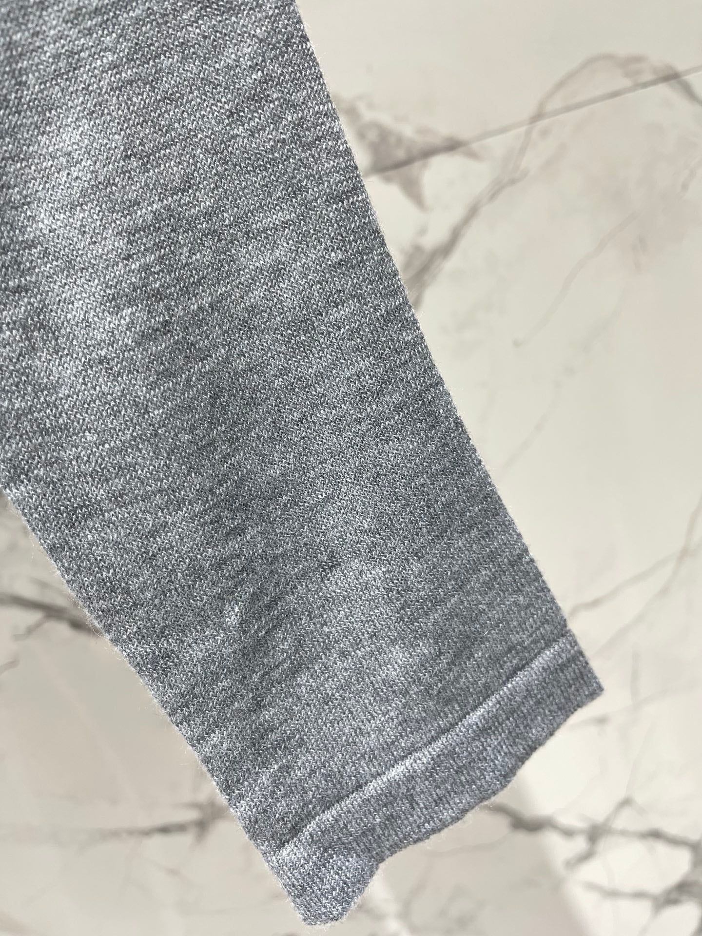 MiuMiu/26 New Early Autumn V-Neck Soft Curved Top