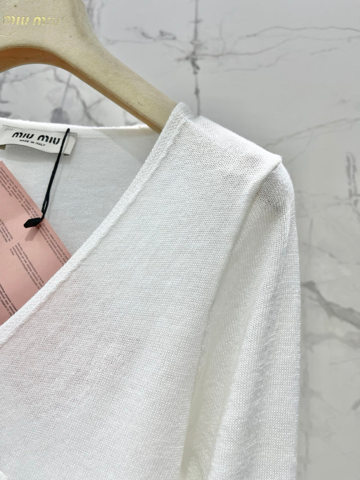 MiuMiu/26 New Early Autumn V-Neck Soft Curved Top