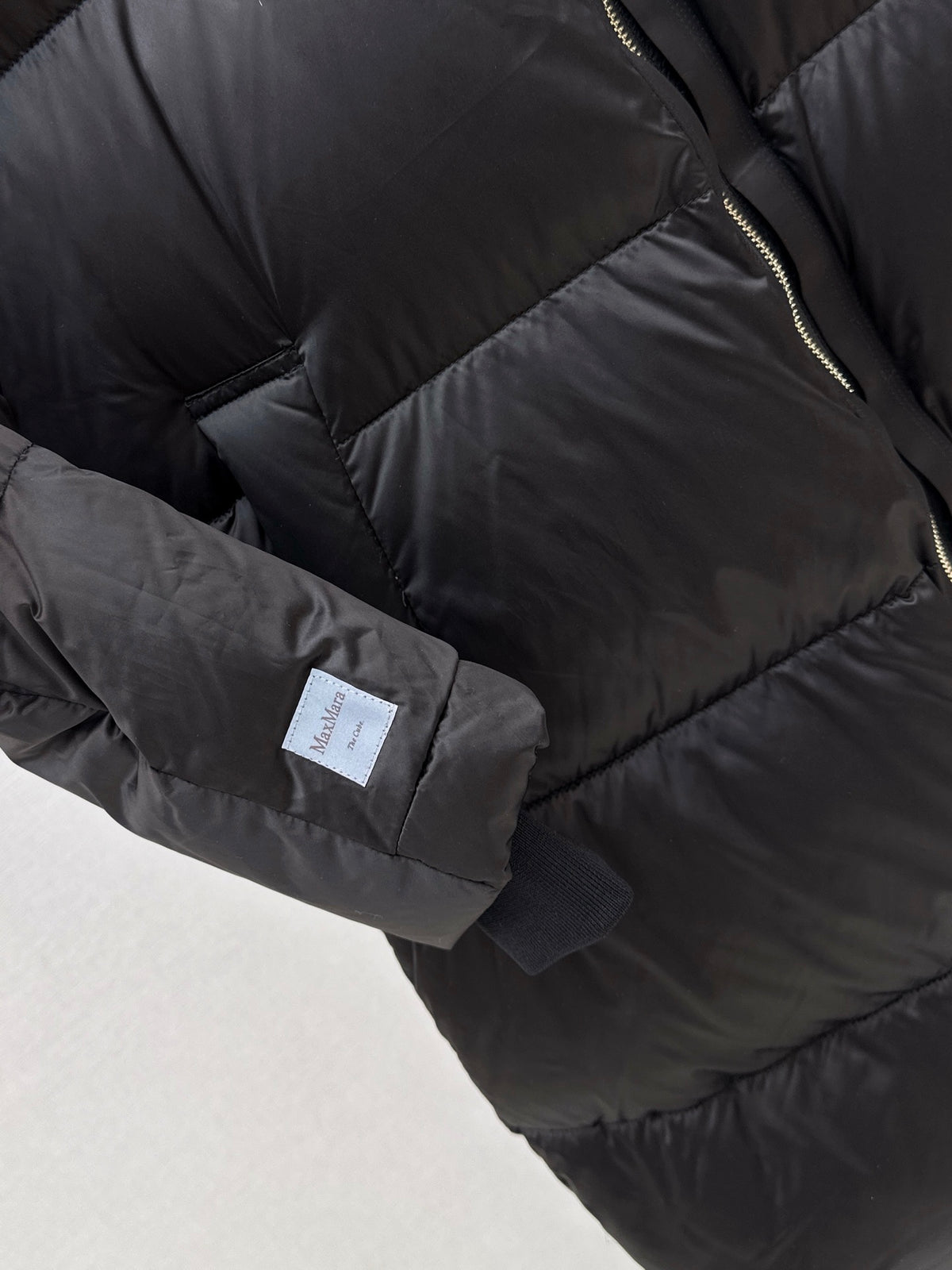 26 Fall/Winter New Simple Sleeve Badge Hooded Long Down Jacket
