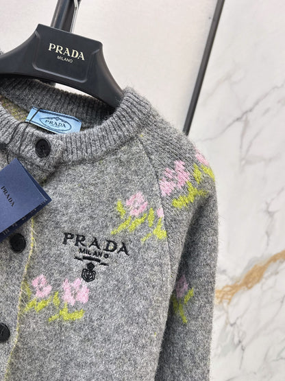 26 Fall/Winter Latest Floral Jacquard Wool Cardigan