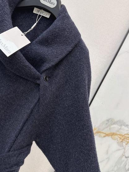 26A must-have long, double-faced wool coat for the stylish woman this autumn/winter.