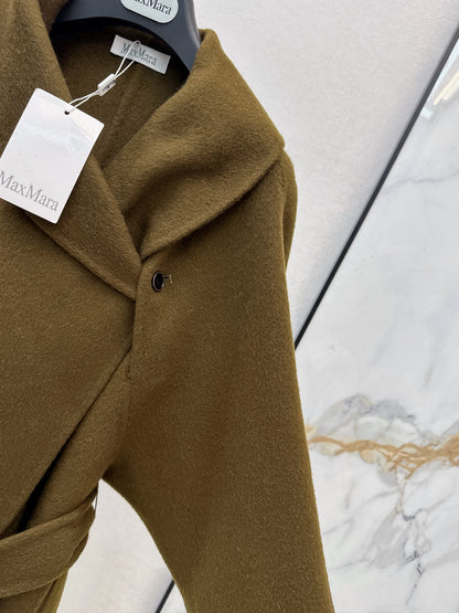 26A must-have long, double-faced wool coat for the stylish woman this autumn/winter.