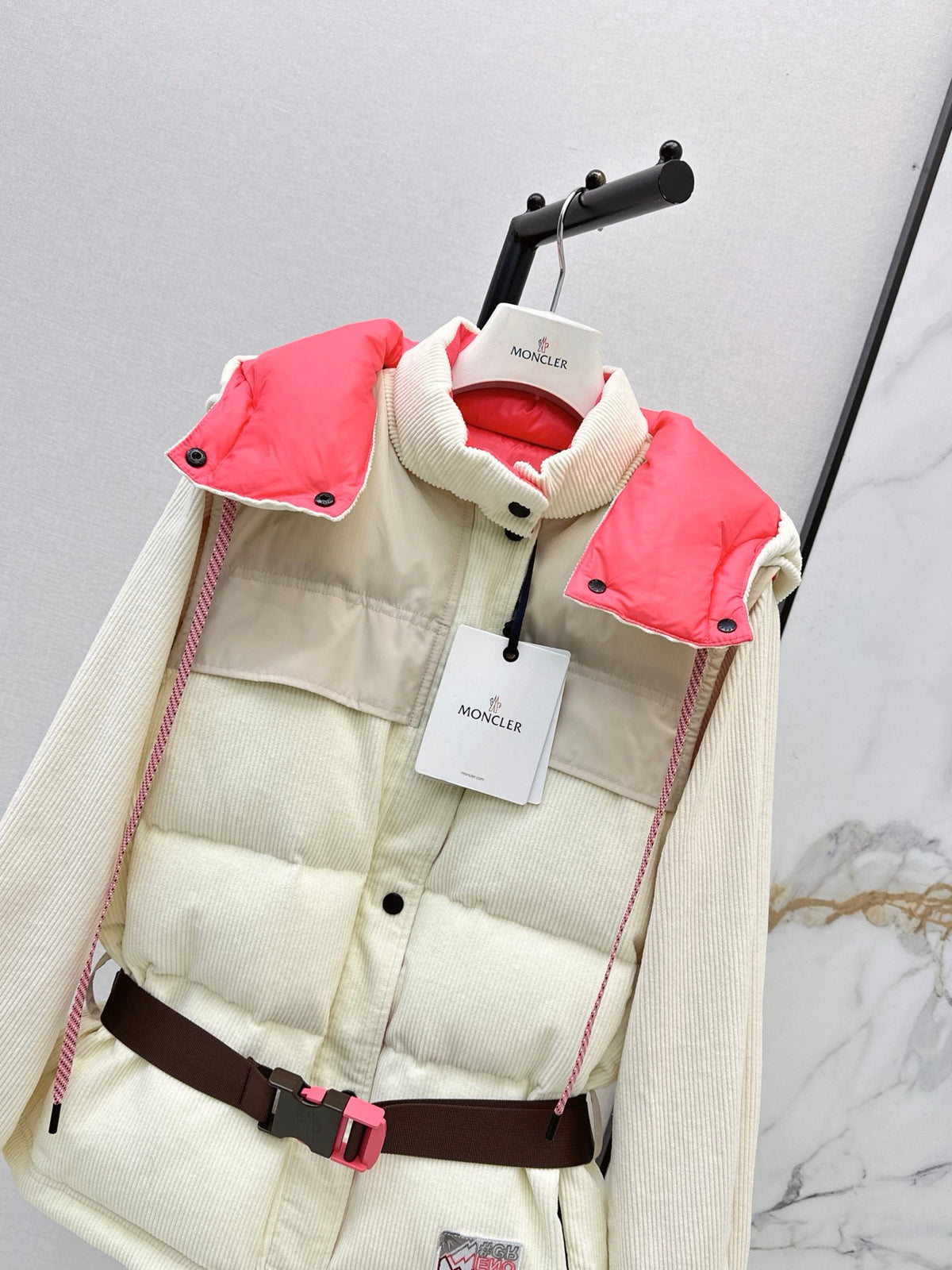 26Latest Autumn/Winter Short HoodedLatest Autumn/Winter Short Hooded Down Jacket with Detachable Sleeves with Detachable Sleeves