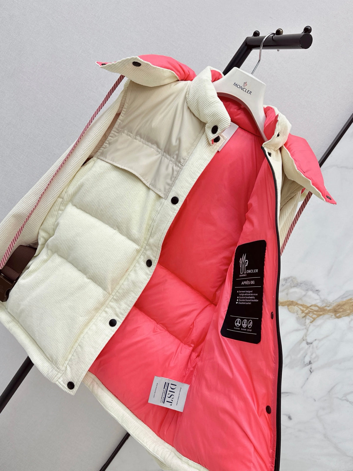 26Latest Autumn/Winter Short HoodedLatest Autumn/Winter Short Hooded Down Jacket with Detachable Sleeves with Detachable Sleeves