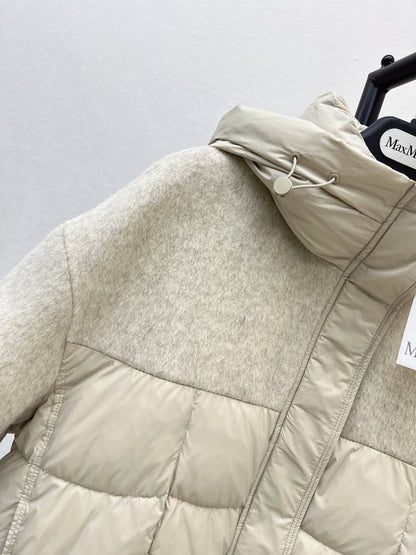 26Latest Autumn/Winter Short Hooded Down Jacket with Wool Panel Detailing