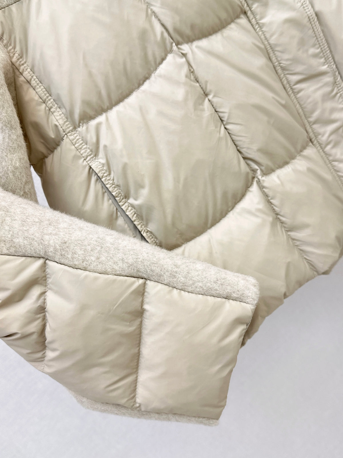 26Latest Autumn/Winter Short Hooded Down Jacket with Wool Panel Detailing
