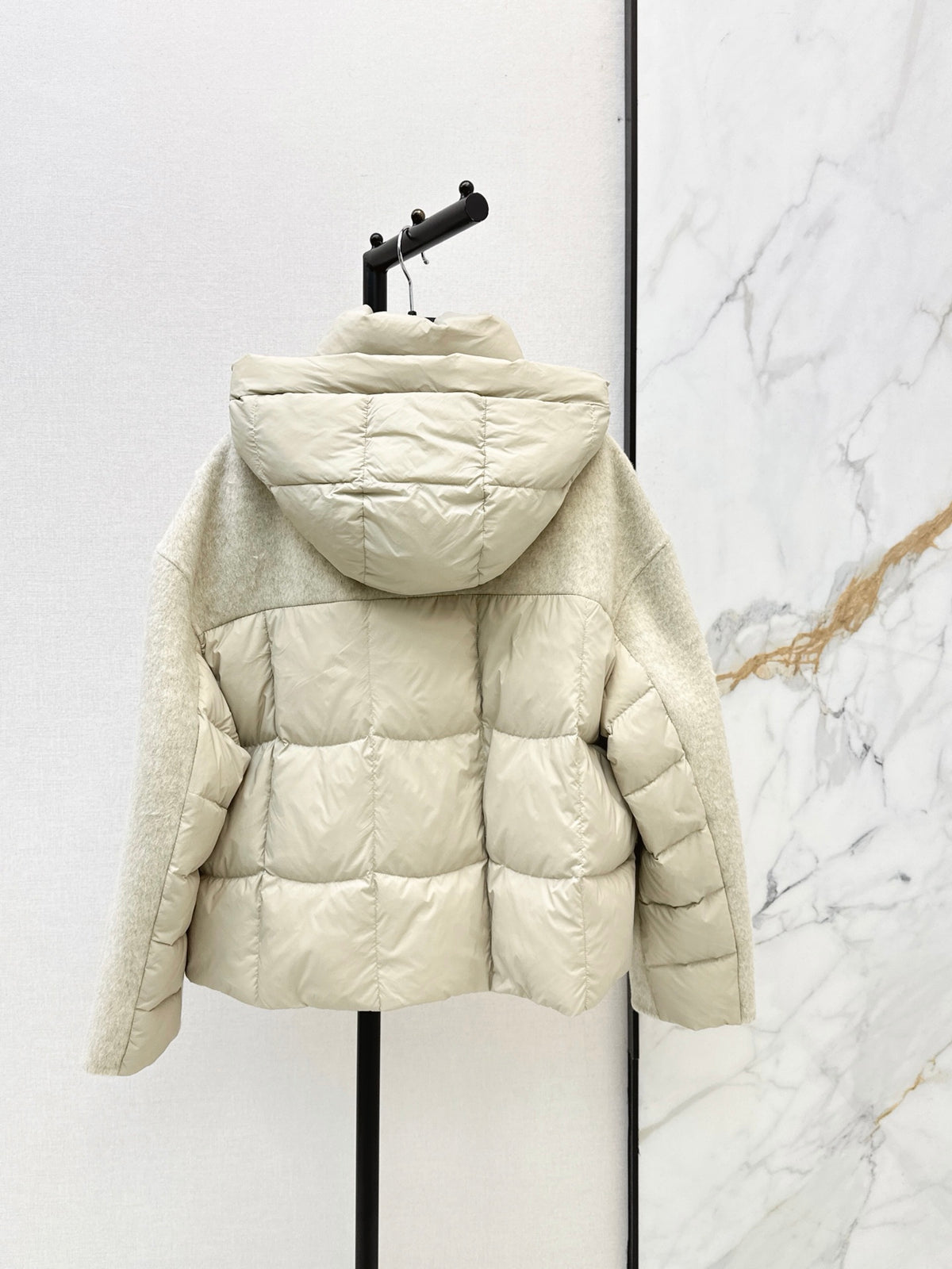 26Latest Autumn/Winter Short Hooded Down Jacket with Wool Panel Detailing