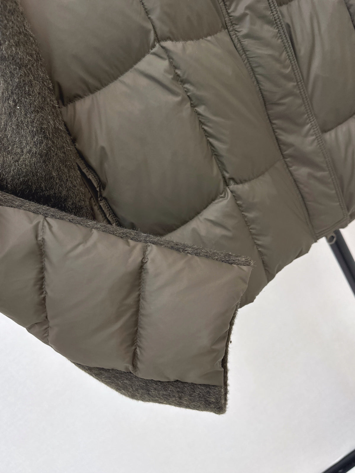 26Latest Autumn/Winter Short Hooded Down Jacket with Wool Panel Detailing