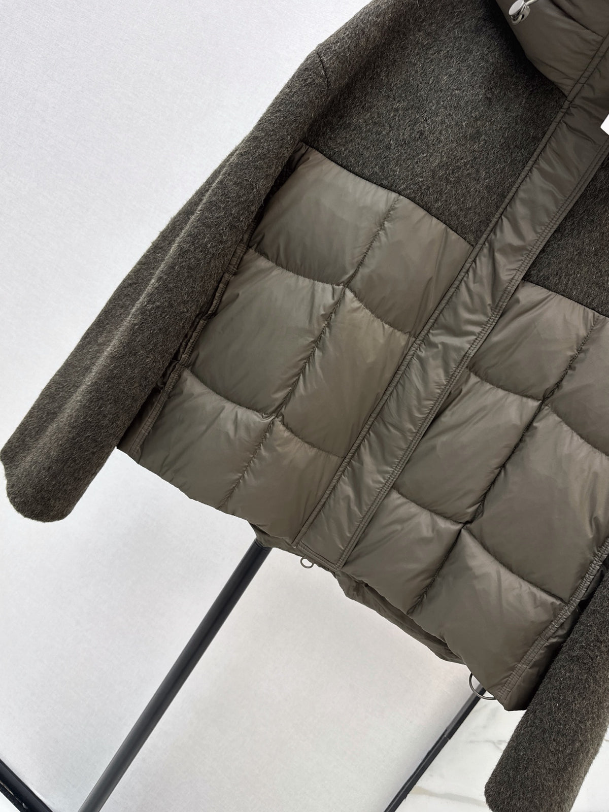 26Latest Autumn/Winter Short Hooded Down Jacket with Wool Panel Detailing