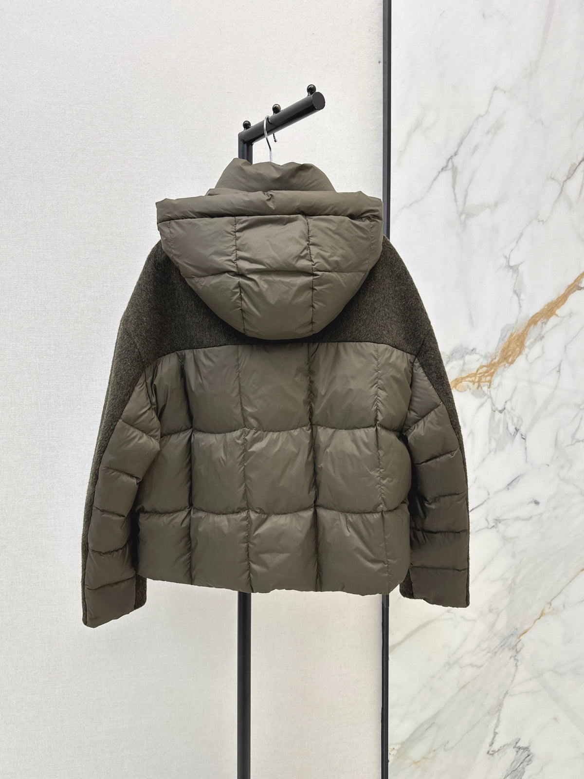 26Latest Autumn/Winter Short Hooded Down Jacket with Wool Panel Detailing