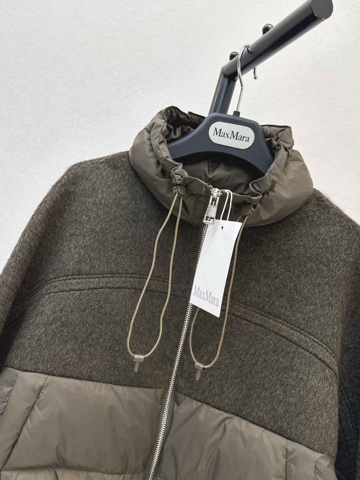 26Latest Autumn/Winter Short Hooded Down Jacket with Wool Panel Detailing