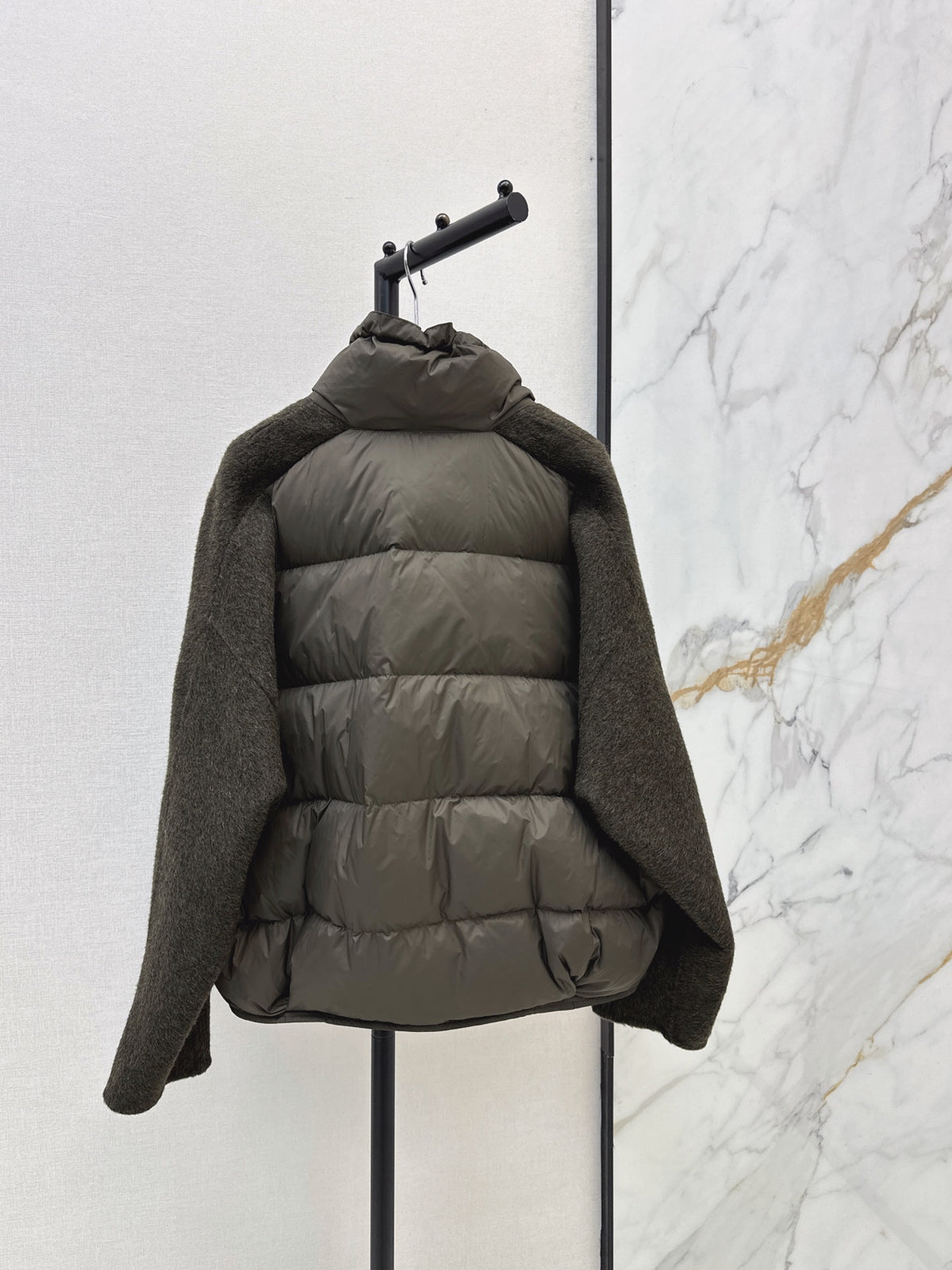 26Latest Autumn/Winter Short Hooded Down Jacket with Wool Panel Detailing