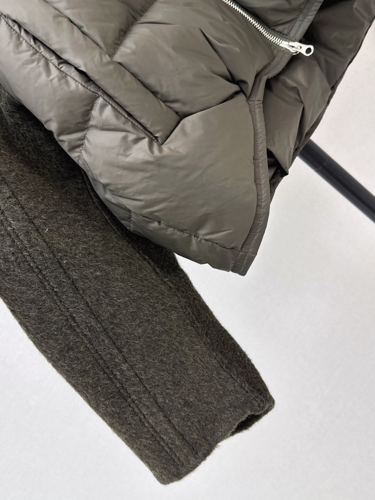 26Latest Autumn/Winter Short Hooded Down Jacket with Wool Panel Detailing
