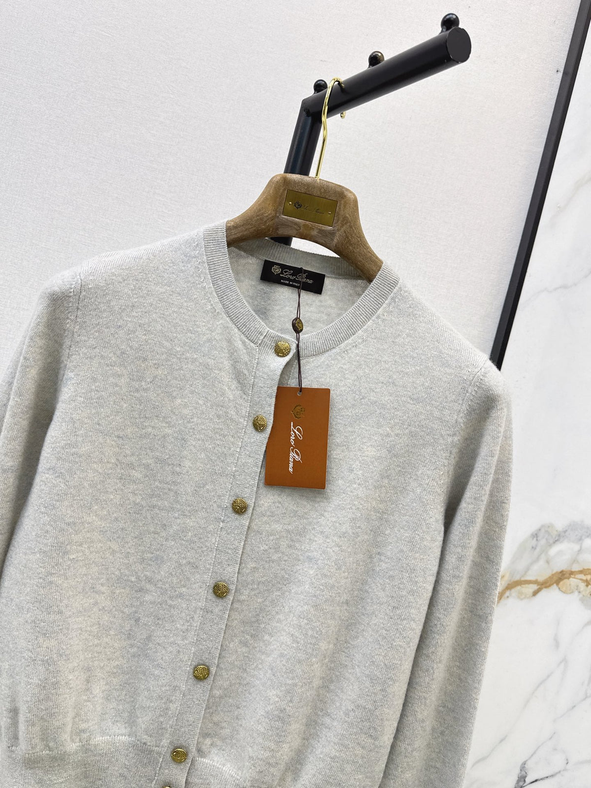 26Latest Autumn/Winter Knit Cardigan with Ornate Metal Buttons
