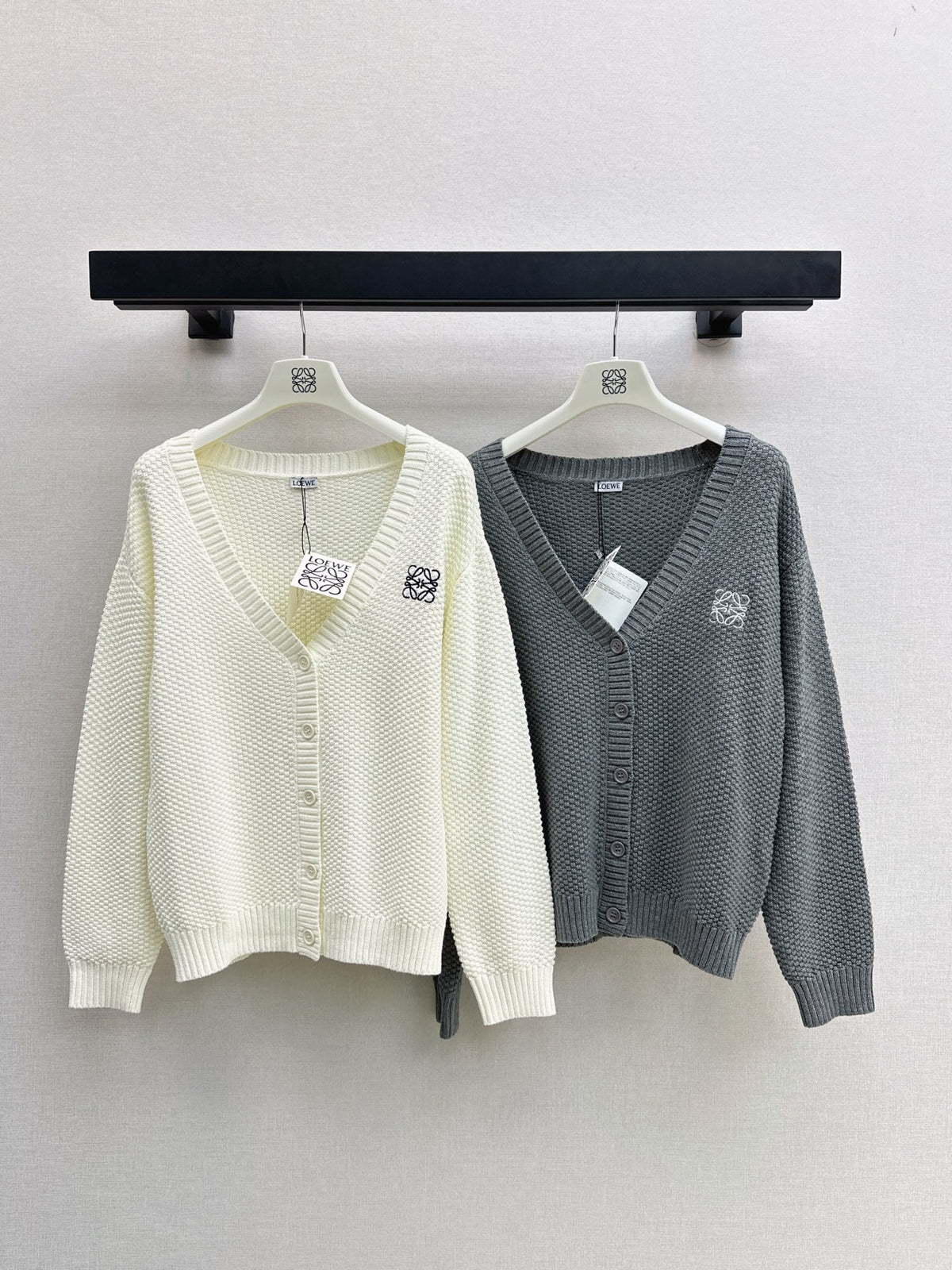 26Latest Autumn/Winter Loose-Fit V-Neck Knit Cardigan with Embroidered Logo