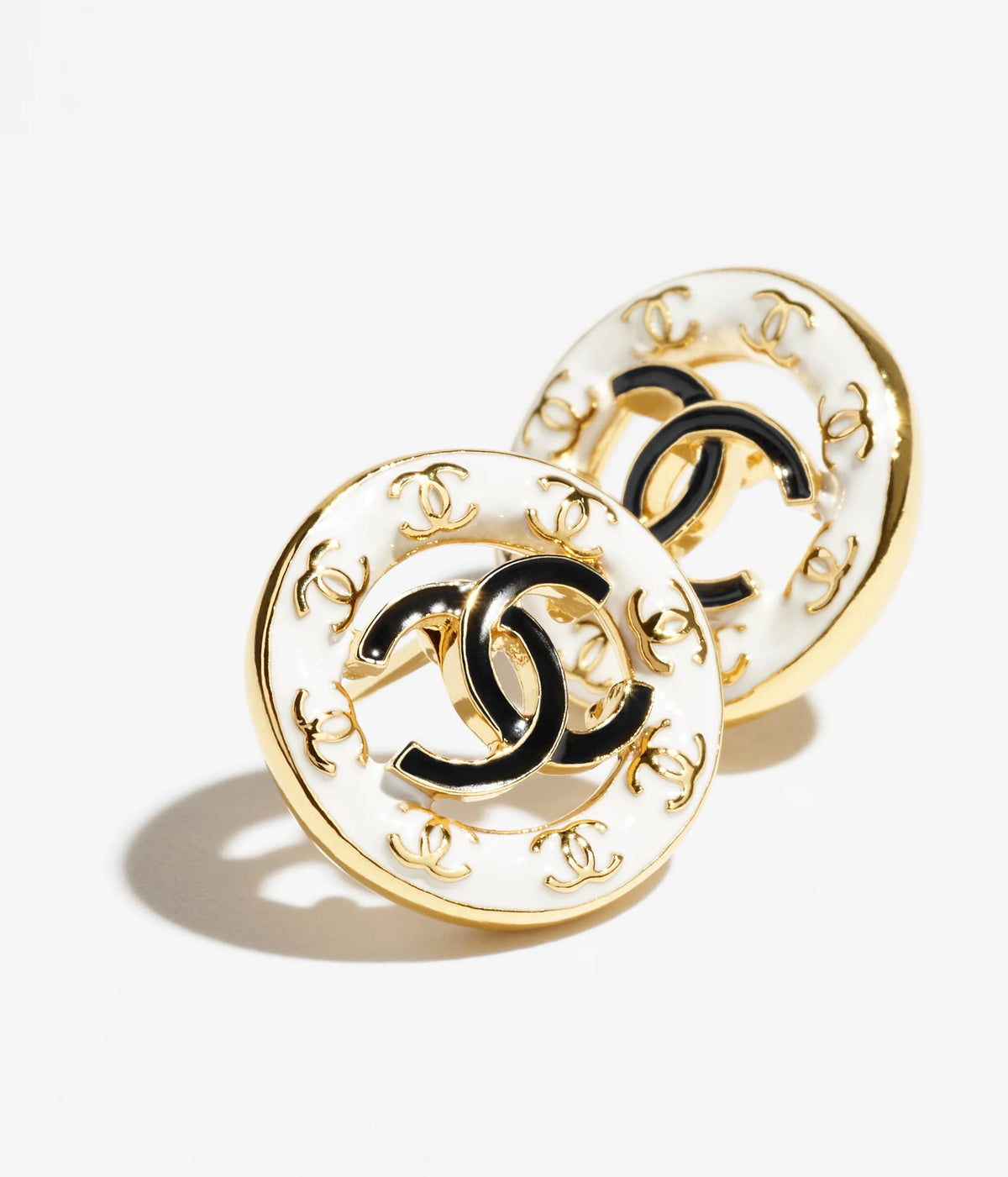 26Black and Gold Double-C Round Stud Earrings