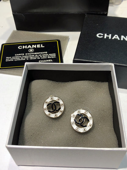 26Black and Gold Double-C Round Stud Earrings
