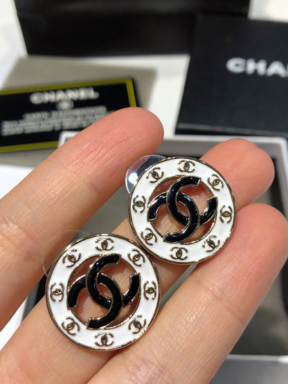 26Black and Gold Double-C Round Stud Earrings