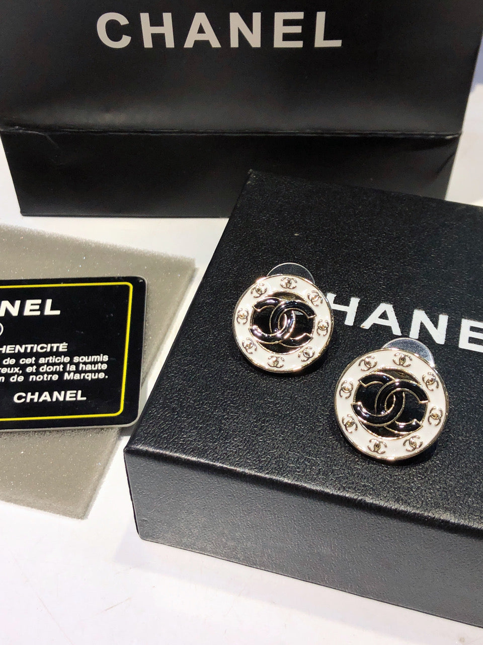 26Black and Gold Double-C Round Stud Earrings