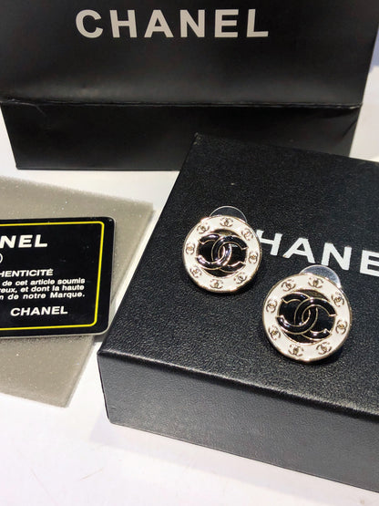26Black and Gold Double-C Round Stud Earrings