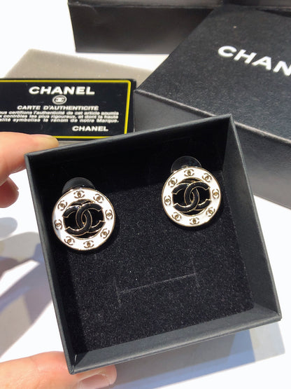 26Black and Gold Double-C Round Stud Earrings
